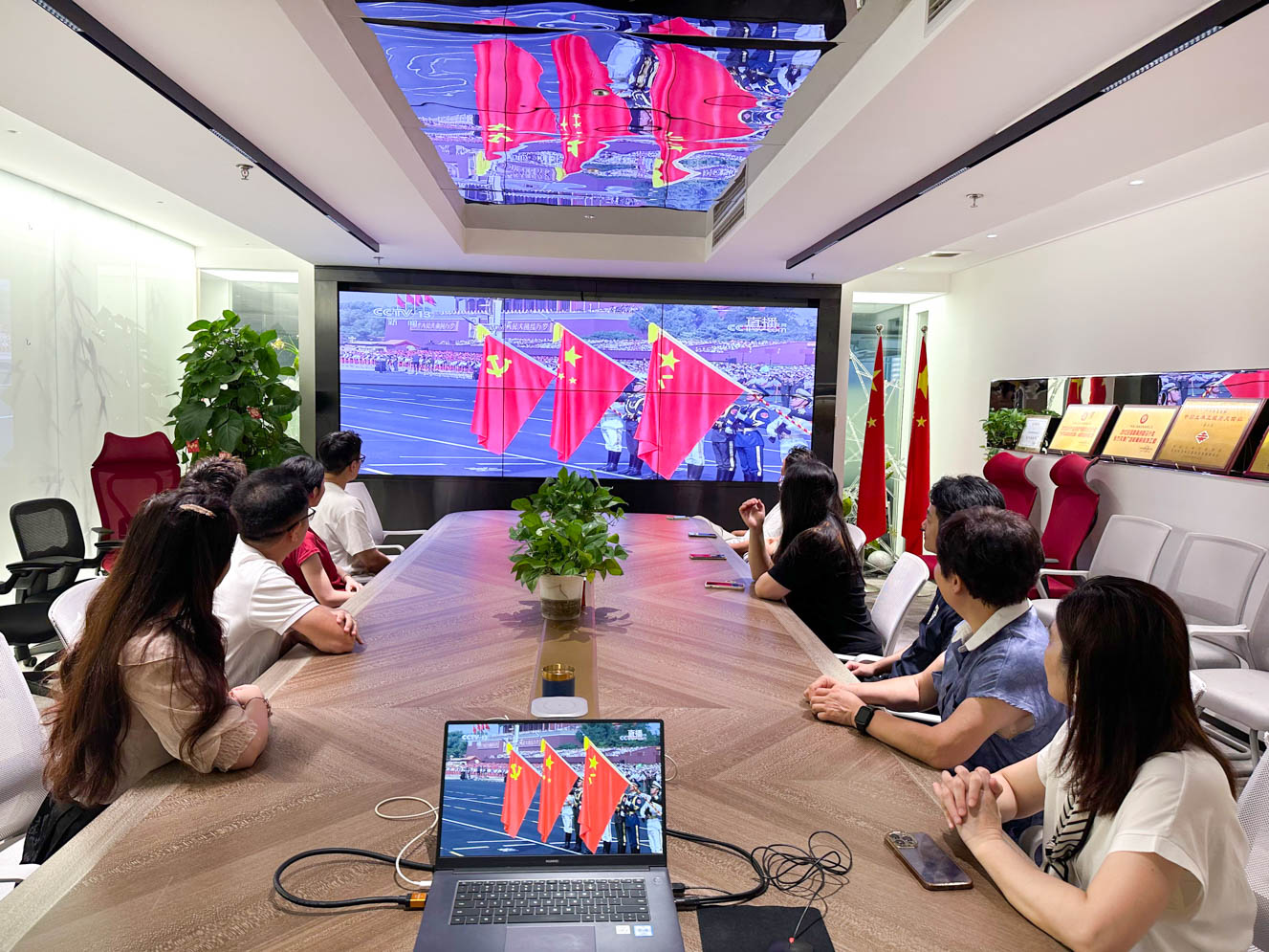 球友会在线(中国)唯一官方网站装饰党支部组织党员观看九三阅兵仪式