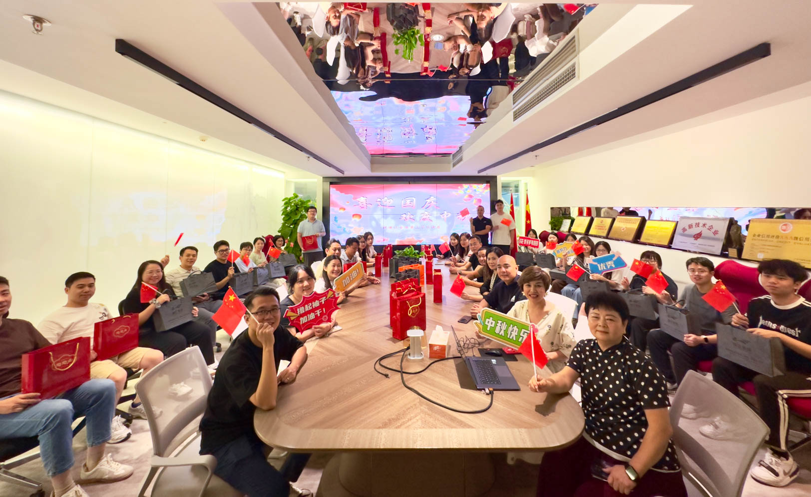 企业活动｜球友会在线(中国)唯一官方网站装饰2025年喜迎国庆，欢度中秋